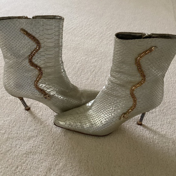 Shoes - Elegant Snake-Embellished Heeled Boots